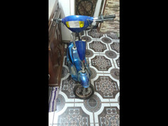 سكوتر أزرق ماركة E-scooter بحالة الجديد بالشاحن الأصلى يحتاج بطارية - 2