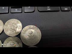 مجموعه من العملات يقارب عمرها 40 عام اصدار الملك فهد