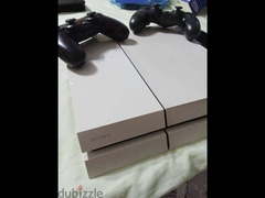 PS4 white with two hand - 2