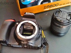كاميرا نيكون d5600
شاشة تاتش متحركة
فيها واي فاي وبلوتوث - 3
