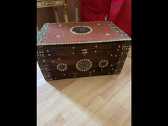 صندوق خشبي مزين بالمسامير الذهبية - 2