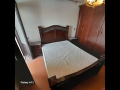 غرفة نوم كاملة خشب زان مطعم بالرخام كالجديدة - 4