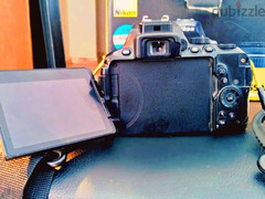 كاميرا نيكون d5600
شاشة تاتش متحركة
فيها واي فاي وبلوتوث - 5