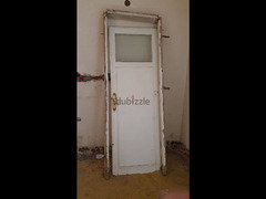 للبيع باب بالحلق حمام او مطبخ خشب للبيع ٨٠ سم × ٢. ١٢ متر
