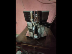 ماكينة تحضير قهوة وكابتشينو De'Longhi