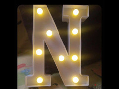 حرف N له اضاءه يوضع كا ديكور علي اي مكتب