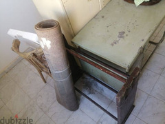 دولاب ومكتب حديد ٢ كرسي زان قديم. قاعدة تلاجة فواطة خشب. سجادة - 2