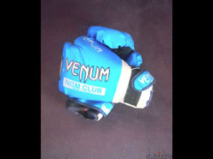 venum boxing gloves مستعمل بأحسن حاله