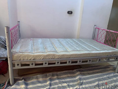 للبيع 2 سرير مستورد النوع حديد  مع المرتبه سفي اكتوبر الحي الثاني مج 5 - 2