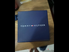 ساعة Tommy Hilfiiger ذهبي اصلي بالعلبة و الكاتالوج - 2