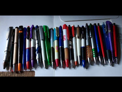 ٢٥ قلم جاف تشيكله متنوعه سعر اي قلم ٢٠ جنيه - 1