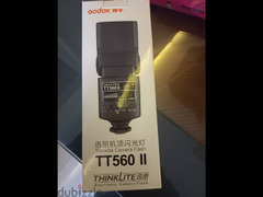 فلاش godox TT560 ومعاها tripod جديد بالكرتونه لم بستخدم