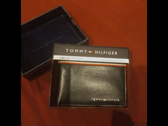 محفظه تومي اصليه اللون اسود ب العلبه جديده