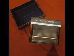 محفظه تومي اصليه اللون اسود ب العلبه جديده - 2