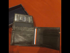محفظه تومي اصليه اللون اسود ب العلبه جديده - 3