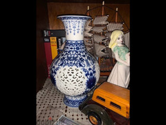 Blue and white vase - فازة ابيض و ازرق - 1