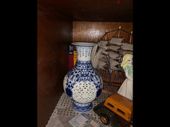 Blue and white vase - فازة ابيض و ازرق - 3