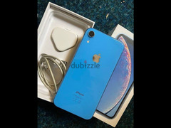 iphone xr blue 64 gb 84 % معاه شاحن و علبة - 2
