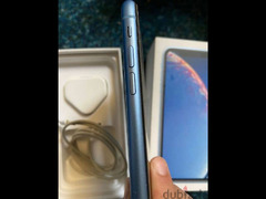 iphone xr blue 64 gb 84 % معاه شاحن و علبة - 3